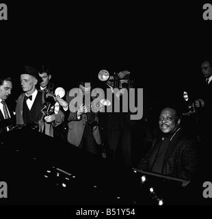 Count Basie pianiste jazz avril 1957 un photocall au Royal Festival Hall de Count Basie qui vient d'arriver d'Chicago USA Banque D'Images