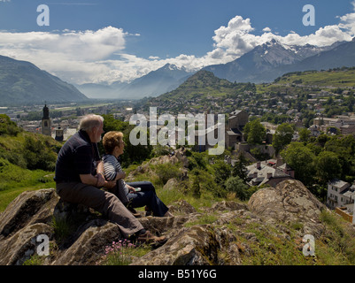 SION LA CAPITALE DU CANTON DU VALAIS, DANS LA VALLÉE DU RHÔNE VUE DEPUIS LE CHÂTEAU DE VALÈRE SUISSE NR Banque D'Images