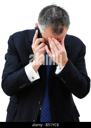 Un homme a souligné reçoit de mauvaises nouvelles sur son téléphone mobile. Photo par Patrick Steel patricksteel Banque D'Images