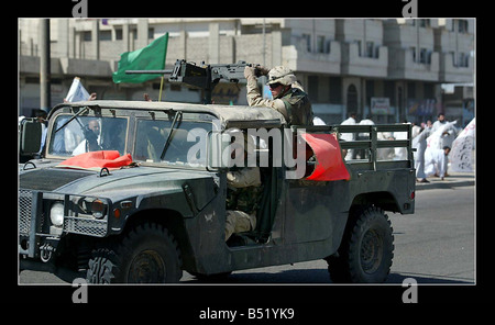 Guerre en Irak Avril 2003 soldats américains massacre pour la deuxième fois en 3 jours dans la ville d'Al Fallujah à environ 50 kilomètres au nord ouest de Bagdad, les soldats américains ont ouvert le feu dans descriminately sur une manifestation contre leur massacre de lundi soir à l'école tandis que la démo était en dehors de la base de soldats américains aspergé la foule avec des balles tuant on pense au moins deux personnes et en blessant beaucoup d'autres manifestants duck pour couvrir Mirrorpix Banque D'Images