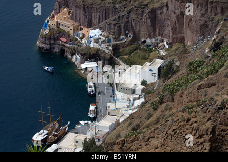 Le port et le téléphérique Fira Santorini Cyclades Grèce Banque D'Images