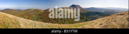 En automne, une vue sur la plage de Puys (Puy de Dôme - France). Vue panoramique de la chaîne des Puys en automne (Puy de Dôme - France). Banque D'Images