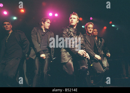 Groupe Boyzone Pop Concert à Omagh Janvier 1999 Gauche Droite Shane Lynch Stephen Gately Ronan Keating Mickey Graham et Keith Duffy de Boyzone effectuer lors de leur concert au centre de loisirs d'Omagh en Irlande du Nord Banque D'Images