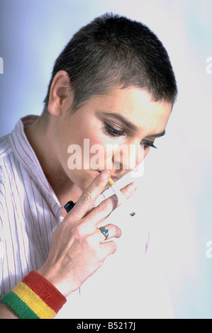 Sinead O'Connor a photographié en mai 2007.&# 13 ;&# 10;fumer une cigarette  Photo Stock