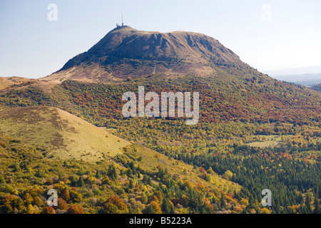 Le Puy de Dôme en automne (Puy-de-Dôme - Auvergne - France). Le volcan du Puy-de-Dôme en automne (Puy-de-Dôme - France). Banque D'Images