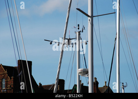 Jumbo jet à basse altitude au-dessus du port de Ramsgate Kent marina et l'Angleterre Banque D'Images