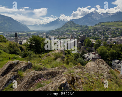 SION LA CAPITALE DU CANTON DU VALAIS, DANS LA VALLÉE DU RHÔNE VUE DEPUIS LE CHÂTEAU DE VALÈRE SUISSE NR Banque D'Images
