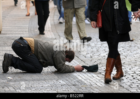 Un mendiant dans les rues de Prague, République Tchèque Banque D'Images