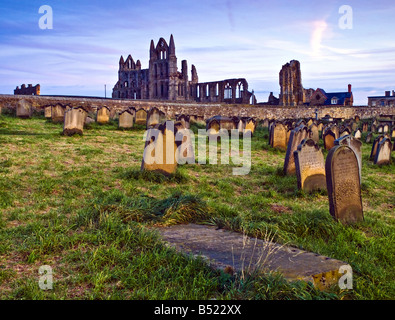 L'Abbaye de Whitby et St Mary's Church cimetière au coucher du soleil Banque D'Images