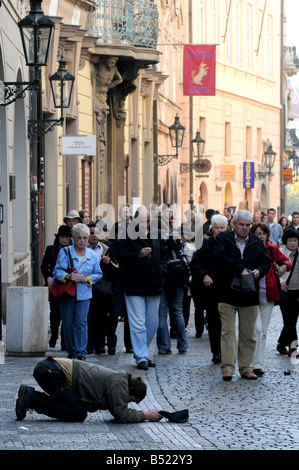 Un mendiant dans les rues de Prague, République Tchèque Banque D'Images