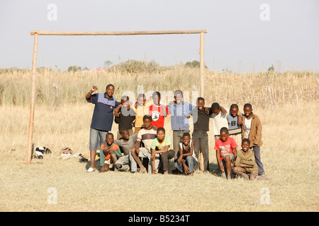 Enfants jouant au football africain, Afrique du Sud Banque D'Images