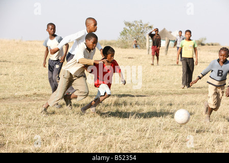 Enfants jouant au football africain, Afrique du Sud Banque D'Images