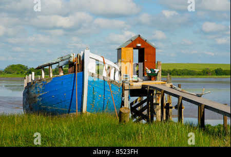 Voile et jetée délabrée sur la rivière Wyre à Skippool Creek, près de Fleetwood, Lancashire, England UK Banque D'Images
