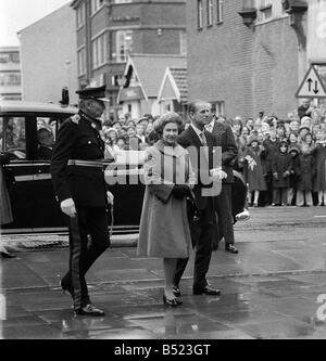 11 février 1980 la reine Elizabeth et le duc d'Édimbourg et de duc d'Édimbourg arrivent à l'Elmsleigh centre commercial de Staines Mirrorpix Banque D'Images