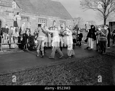 Goathland Plough Stots Yorkshire County dance team performing ancienne cérémonie de danser devant chaque maison dans village de Goatland, Yorks. La Charrue Goathland Stots sont un rare exemple d'une tradition rurale autrefois répandue qui a reconnu l'importance de la charrue et célébré avec sword danse, musique et théâtre folkloriques. Traditions similaires ont déjà existé dans d'autres parties de Yorkshire, Lincolnshire, Derbyshire et Northumberland, où ils étaient connus sous le nom de "garçons de charrue', 'Taureau Lads', 'Ploo avocats adjoints' Jacks (charrue) et le 'fond' de charrue ou fou. Janvier 1950 022214/2 Banque D'Images