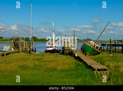 Ramshackle jetées sur la rivière Wyre à Skipopol Creek, près de Fleetwood, Lancashire, England UK Banque D'Images