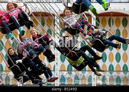 Les enfants sont souriants quand circonscription l'ancien rond-point de Copenhague Tivoli Banque D'Images