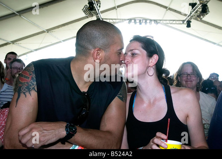 Festival de musique de Coachella en Californa.;Ex star du football britannique Stan Collymore dans la foule avec sa nouvelle petite amie, attendant l'Amy Winehouse show. Banque D'Images