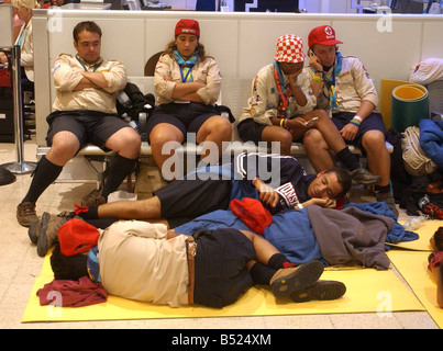 Les scouts portugais en route vers Lisbonne sont pris dans le chaos de vol à Heathrow Terminal 1 au cours des manifestations du personnel après les licenciements controversés à l'aéroport d'août 2005 Banque D'Images