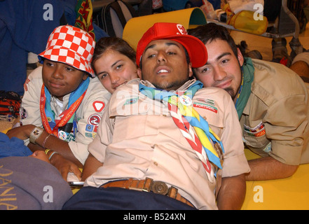 Les scouts portugais en route vers Lisbonne sont pris dans le chaos de vol à Heathrow Terminal 1 au cours des manifestations du personnel après les licenciements controversés à l'aéroport d'août 2005 Banque D'Images