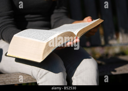 Hands holding Bible close up Banque D'Images