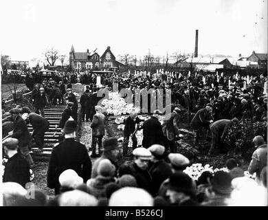 Cinémas Cinéma incendies Glen Paisley Ecosse Hogmanay Funérailles cimetière Photo Chambre 1929 Banque D'Images
