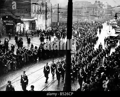 Cinémas Cinéma incendies Glen Paisley Ecosse Hogmanay funéraire 1929 Boys Brigade marchant passé photo chambre Banque D'Images
