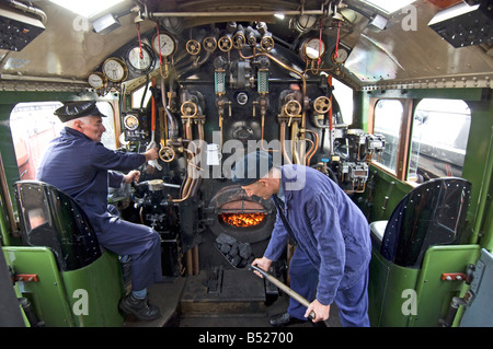 L'intérieur de la cabine d'une classe à l'ancienne au A1 moteur à vapeur du Pacifique Le train est 60163 tornade, sur la Great Central Railway. Banque D'Images