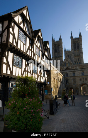 Cadre en bois à la construction de l'échiquier vers la porte et la cathédrale de Lincoln Banque D'Images