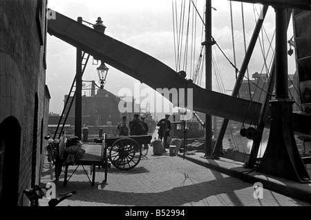 Scènes général et artisans dans et autour de Yorkshire prises par le photographe Humphrey Spender. ;Scènes occupé sur le canal avec les travailleurs et les chevaux sur la route;Août 1936 OL301C-003 Banque D'Images