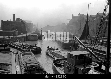 Scènes général et artisans dans et autour de Yorkshire prises par le photographe Humphrey Spender. ;Scènes occupé sur le canal avec les travailleurs et les chevaux sur la route;Août 1936 OL301C-009 Banque D'Images