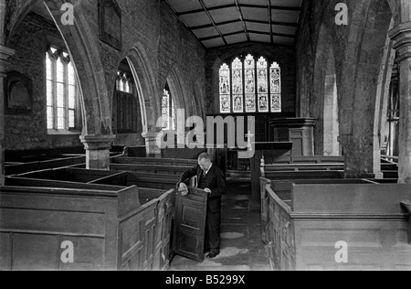 Scènes général et artisans dans et autour de Yorkshire prises par le photographe Humphrey Spender. 1936 août scène  ; à l'intérieur de l'église Banque D'Images