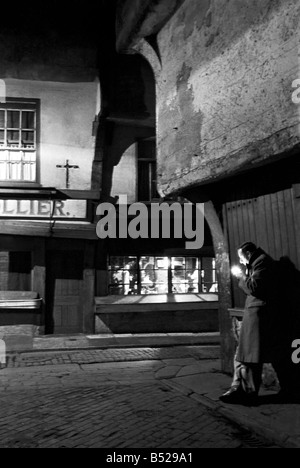 Scènes général et artisans dans et autour de Yorkshire prises par le photographe Humphrey Spender. 1936 août scène;iin la rue de Banque D'Images