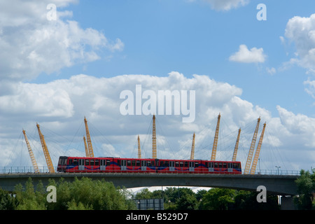 - DLR (Docklands Light Railway train avec pôles de la Millenium Dome dans l'arrière-plan - - Blackwall East London UK Banque D'Images