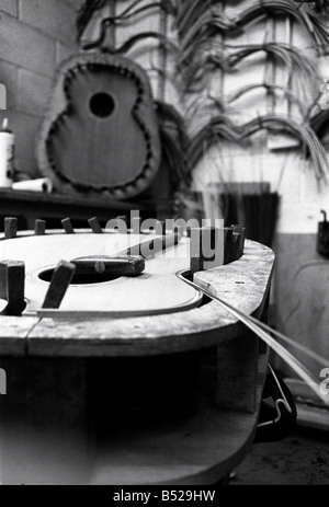 Les Guitares Lowden à Bangor en Irlande du Nord Co Nov 99 George Lowden a montré les premiers signes d'un génie alors qu'il n'avait que 10 en 1961 avec l'aide d'un maître vers le bas il a fait sa première guitare hors de panneaux durs avec des clous pour frets et ligne de pêche pour les chaînes et maintenant il est président d'une compagnie de guitares Lowden qui fête un quart de siècle dans les affaires faisant l'une des meilleures guitares dans le monde Banque D'Images