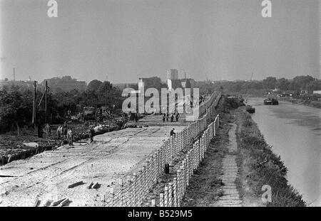 Mur de Berlin Allemagne Octobre 1961 Vues de soldats patrouillent le Mur de Berlin Mur Bâtiment Banque D'Images