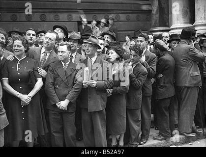 Les foules se rassemblent pour dire adieu aux soldats de se lancer dans la guerre après le déclenchement de la seconde guerre mondiale avec l'Allemagne Septembre 1939 OP247G y2k sur 1er sept 1939 Adolf Hitler a envoyé des troupes à la frontière polonaise, la Grande-Bretagne et la France se sont engagés à apporter un soutien à la Pologne en cas d'agression allemande Deux jours plus tard le 3 septembre, la Grande-Bretagne et la France est entrée en guerre avec l'Allemagne Banque D'Images