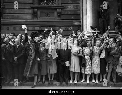 Les foules se rassemblent pour vague de soldats au début de LA SECONDE GUERRE MONDIALE Septembre 1939 OP 247 J'y2k sur 1er sept 1939 Adolf Hitler a envoyé des troupes à la frontière polonaise, la Grande-Bretagne et la France se sont engagés à apporter un soutien à la Pologne en cas d'agression allemande Deux jours plus tard le 3 septembre, la Grande-Bretagne et la France est entrée en guerre avec l'Allemagne Y2K WW2 weby2 DTGU Banque D'Images