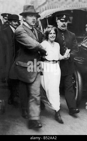 Annie Kenney suffragettes arrêtées par les agents de police Oldham fille coton Kenny rejoint le s femmes Union sociale et politique après avoir entendu Sylvain Pankhurst lors d'une réunion du parti travailliste indépendant en 1905, le mouvement a peu de membres de la classe ouvrière de façon Kenney a été envoyé pour répandre la parole à Londres s'est elle a été arrêtée avec Pankhurst le 13 octobre 1905 après la perturbation d'une réunion au cours de laquelle le ministre libéral Sir Edward Grey a été la première femme francophone à être arrêtés dans la cause du suffrage des femmes jusqu'alors étaient enfin donné le vote Kenny a fait campagne et a été constamment arrêtés Police Banque D'Images