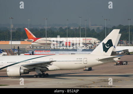 PIA Pakistan International Airlines Boeing 777 d'Air India, et l'aéroport de Manchester,homme,le nord-ouest de l'Angleterre, Royaume-Uni Banque D'Images