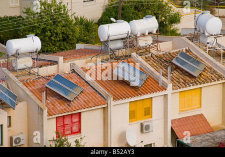 Maisons avec des panneaux solaires pour l'eau chaude en Protaras sur l'île Méditerranéenne de Chypre UE Banque D'Images
