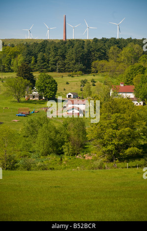 La production éolienne sur tours New York mountain ridge. Banque D'Images