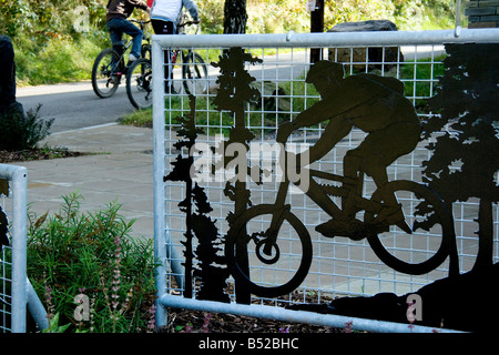Bike design en metal gate Visitor Centre Cwmcarn Forest Drive Gwent South Glamorgan Banque D'Images