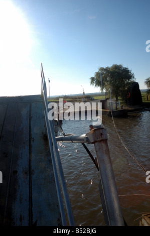 Ferry de la chaîne sur la rivière Yare à Reedham, Norfolk Broads, Parc National Banque D'Images