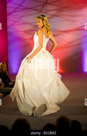 Suite nuptiale de robe de mariage catwalk show afficher UK Banque D'Images