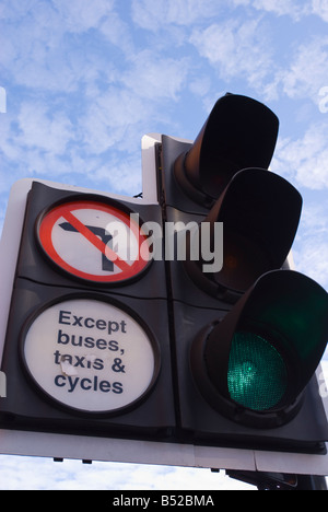 Feux de circulation sur le vert pour passer et signer en disant à l'exception des bus, taxis & cycles Banque D'Images