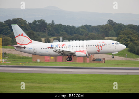 Bmi baby boeing 737 en venant d'atterrir à l'aéroport de man, Manchester, Angleterre, Royaume-Uni Banque D'Images