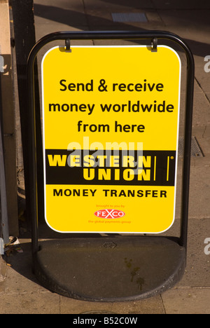 Western Union transfert d'argent Envoyer & recevoir,signe de l'argent dans le monde entier en uk high street Banque D'Images