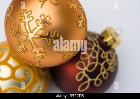 Trois décorations de Noël baubles décorés avec de l'or Banque D'Images