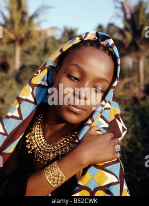 Femme femme voilee République Comores Grande Comore island femme voilée avec un chiromani people woman portrait adultes Pâques Afrique Banque D'Images